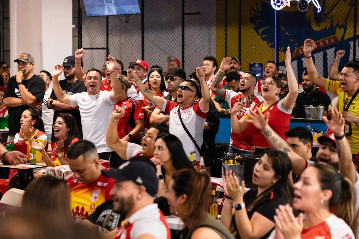 📌 Independiente Santa Fe🇲🇨 en la página del New York Times📰

🖋️”De Bogotá a Queens: La Cancha Arena es un hogar lejos de casa”

- Es sobre un lugar de encuentro para los hinchas de Santa Fe🇲🇨. Durante la final del torneo Apertura 2025 entre Santa Fe e Independiente Medellín,