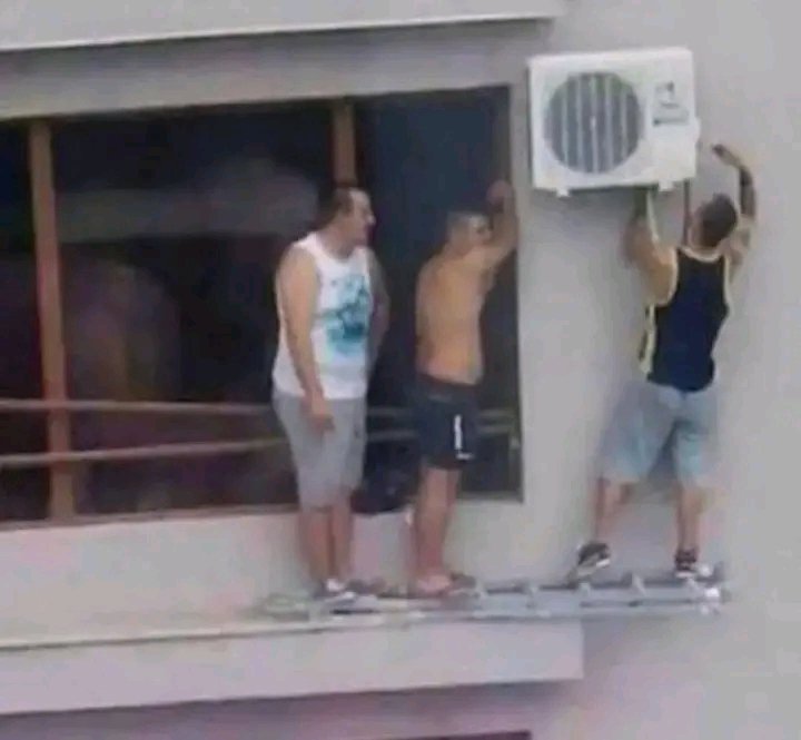 Girls: 'I know she's my best friend, but I still don't trust her'
Boys after 1 day of friendship:"