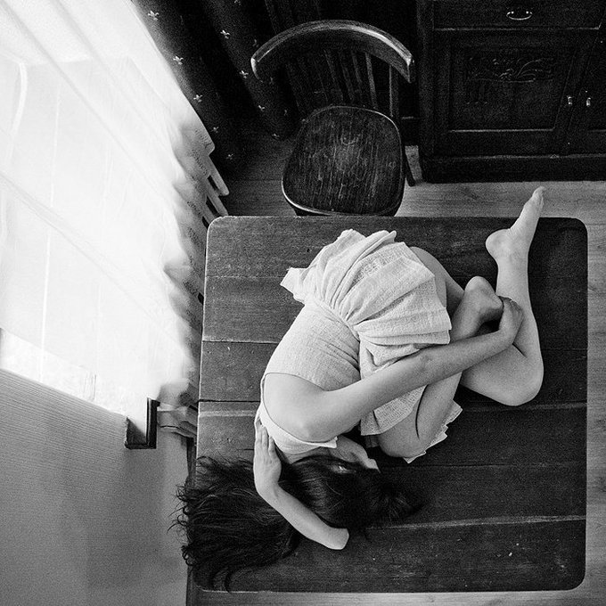 Cincelar como un Dios,
el corazón,
eliminar lo superfluo,
dejando se revele
la forma de lo imaginado.
Su complejidad.
Su dolor.
El asco.
La náusea, sin Sartre
Ver la sombra del ángel
que me ha sido concedido.
Regresar a mí.
Soy el agua donde anclar
mi nuevo barco.

Escribonia