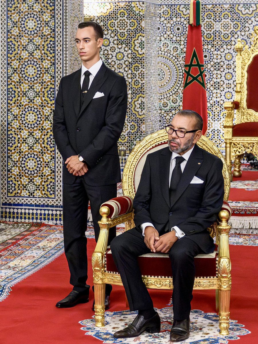 👑🇲🇦 الهيبة تجسدت في خطوات جلالة الملك محمد السادس، وتألقت في حضور ولي العهد الأمير مولاي الحسن.
صورة وطن يسير بثقة بين الأصالة والاستمرارية، حيث العرش العلوي رمز السيادة والوحدة، وولي العهد وعد المستقبل المشرق.
#رؤية_ملك_ومسار_وطن