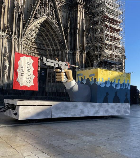 Man stelle sich beliebige andere Bevölkerungsgruppen auf der Fahne vor und überlege, wie sich das so anfühlt.

Es ist verständlich, dass sehr viele Menschen einem Land nicht mehr vertrauen in dem so etwas mit ihnen gemacht wurde und man bis heute so tut als sei es nie geschehen.