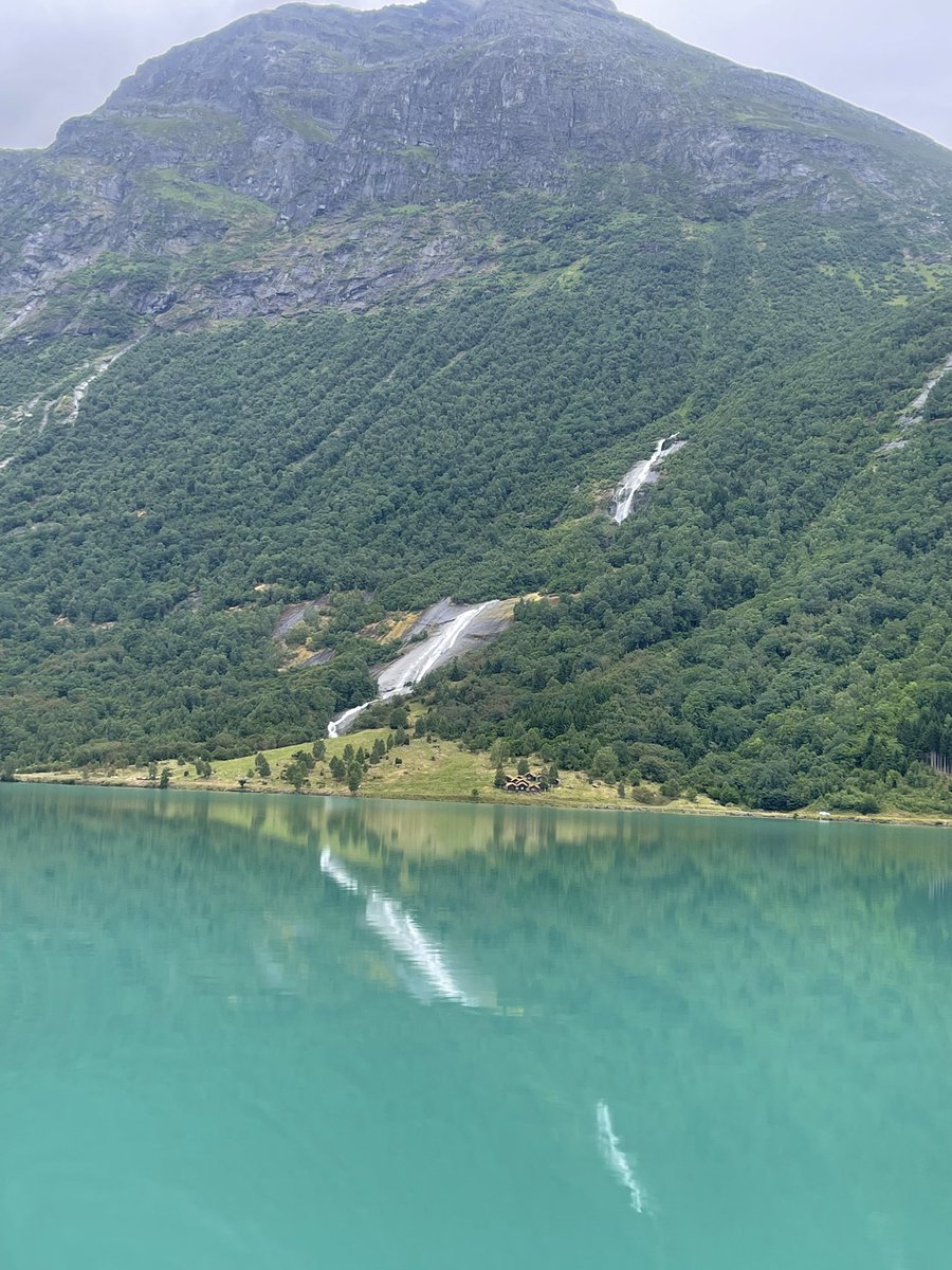 الطبيعة وطنٌ..
كل لحظة في أحضانها لاتقدر بثمن

#ملامح_وجودك