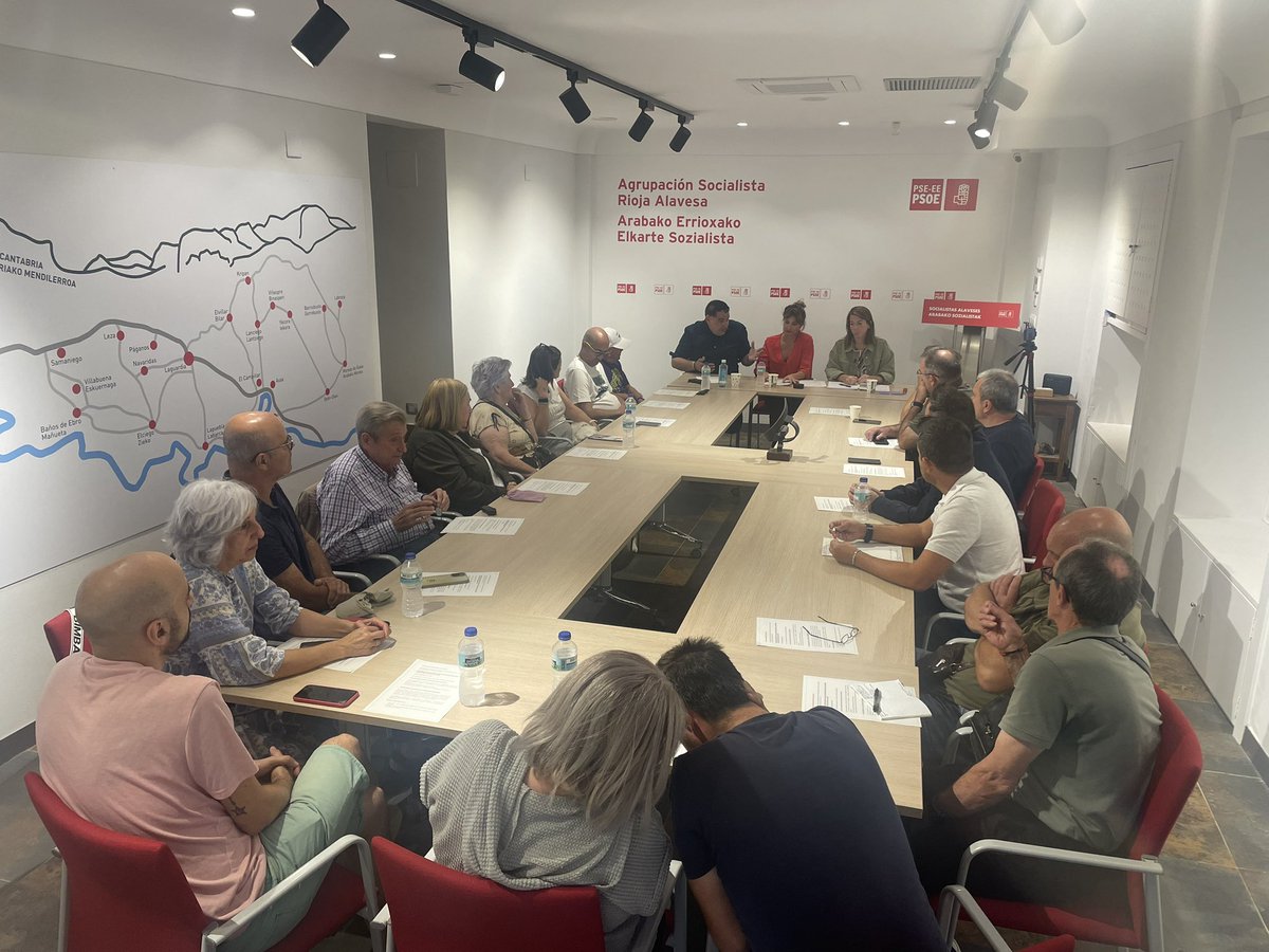 Gaur, arratsaldean, espazioa partekatu dugu gure kideekin, <a href="/danielsenderos/">Daniel Senderos/♥️</a>, Arabako Diputatua, eta <a href="/SomaloPao/">Paula Somalo (Pao)</a>, Arabako Senataria. Espainiako Gobernua bultzatzen ari den lana lehen eskutik helarazi digute. Zuei entzutea plazerra izan da. 🇪🇸🤝