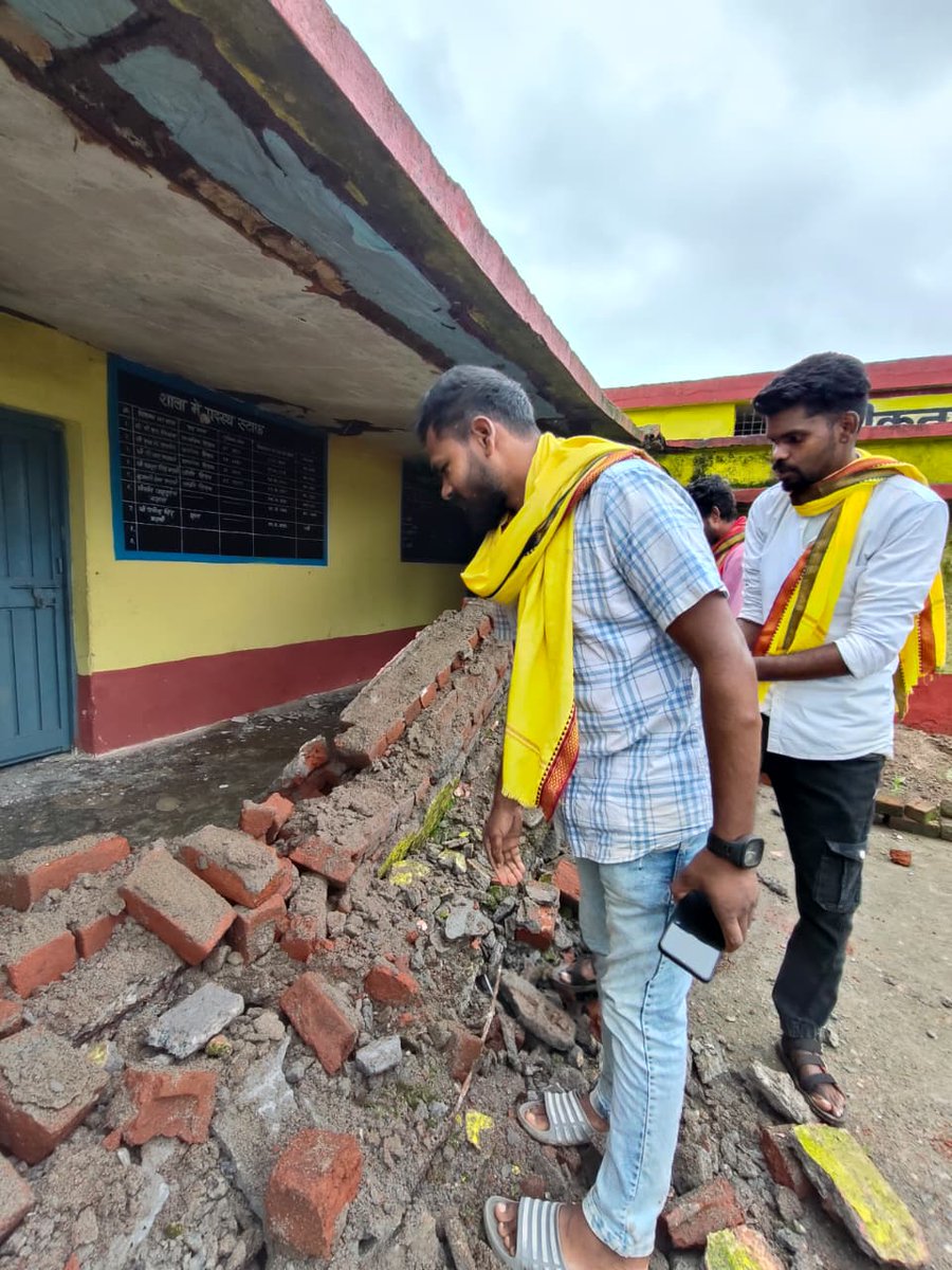आज डिंडोरी जयस टीम सिंगारसत्ती स्कूल पहुंच कर धराशाही  भवन का अवलोकन कर जनप्रतिनिधि एवं जिला प्रशासन की ओर ध्यान आकर्षित किया, निश्चित ही जयस टीम के प्रयासों से व्यवस्था में बदलाव आएगा।
             इंद्रपाल मरकाम
      जयस प्रदेश अध्यक्ष मध्यप्रदेश
#PMO #cmmp #DMdindori