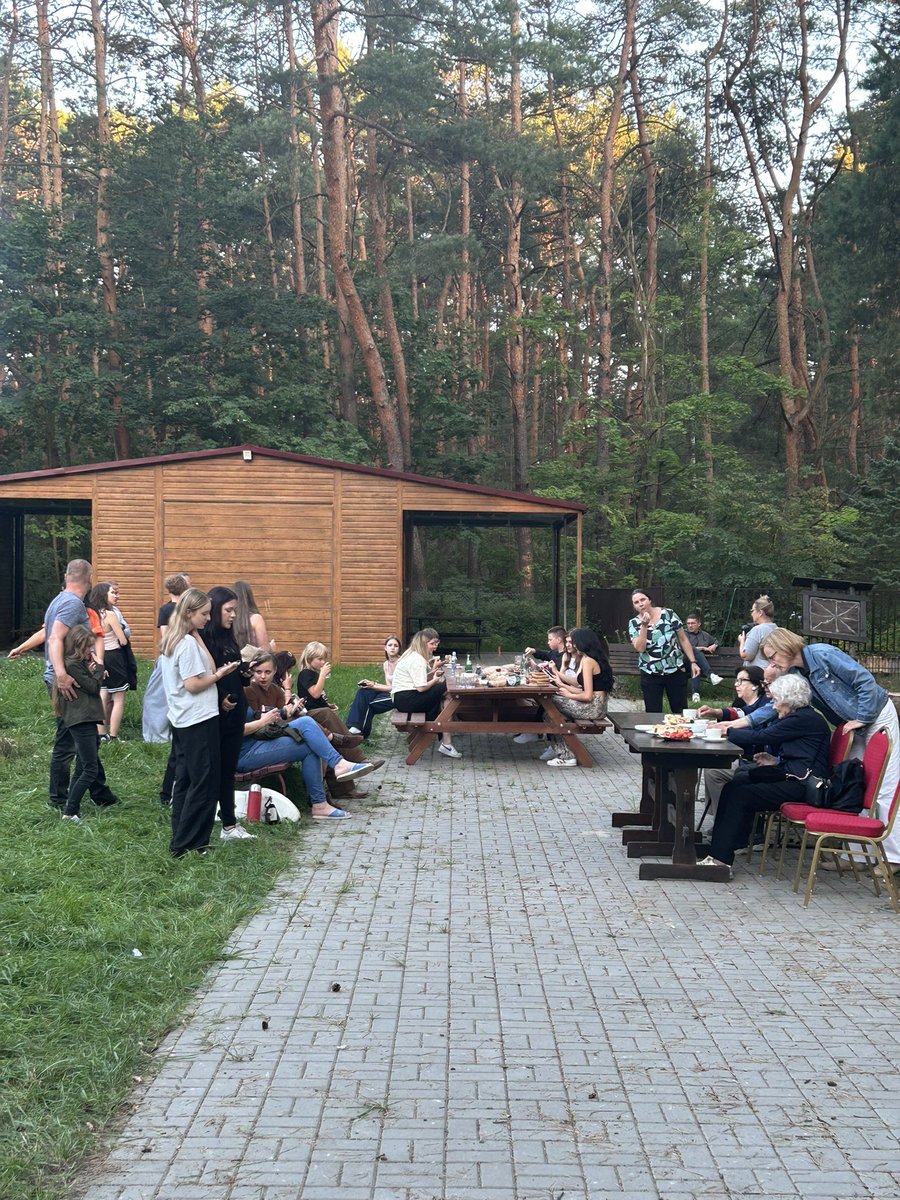 Przygotowania do Marszu Powstania Warszawskiego nabierają tempa.
Artyści ćwiczą swoje występy – z pełnym zaangażowaniem i sercem. Śpiewają dla tych, którzy 81 lat temu chwycili za broń, by walczyć o wolną stolicę.

Są z nami Powstańcy Warszawscy. Patrzą, słuchają, wspominają. Ich
