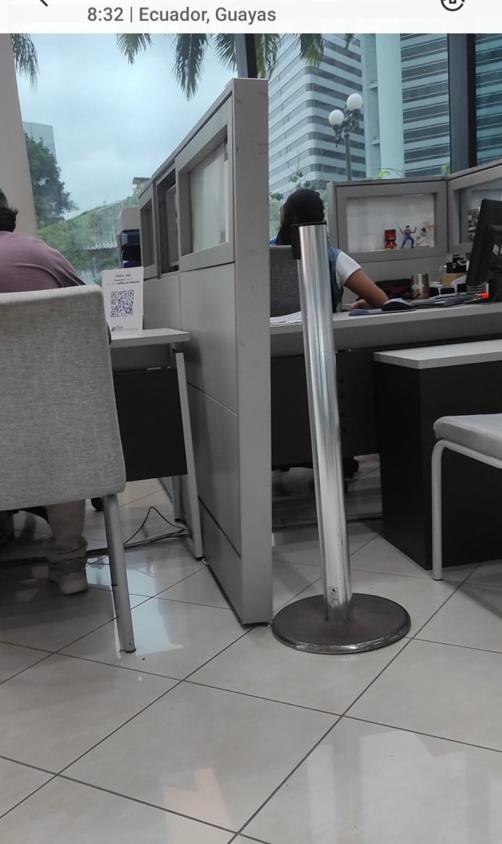 #DenunciaCiudadana
En la Senescyt, esta funcionaria en lugar de atender a los usuarios que estaban esperando entregar sus documentos, estaba viendo videos en tiktok, comiendo y mirando al horizonte, simplemente porque aun no tocaba la hora de atención.
Si usted tenía cita a las
