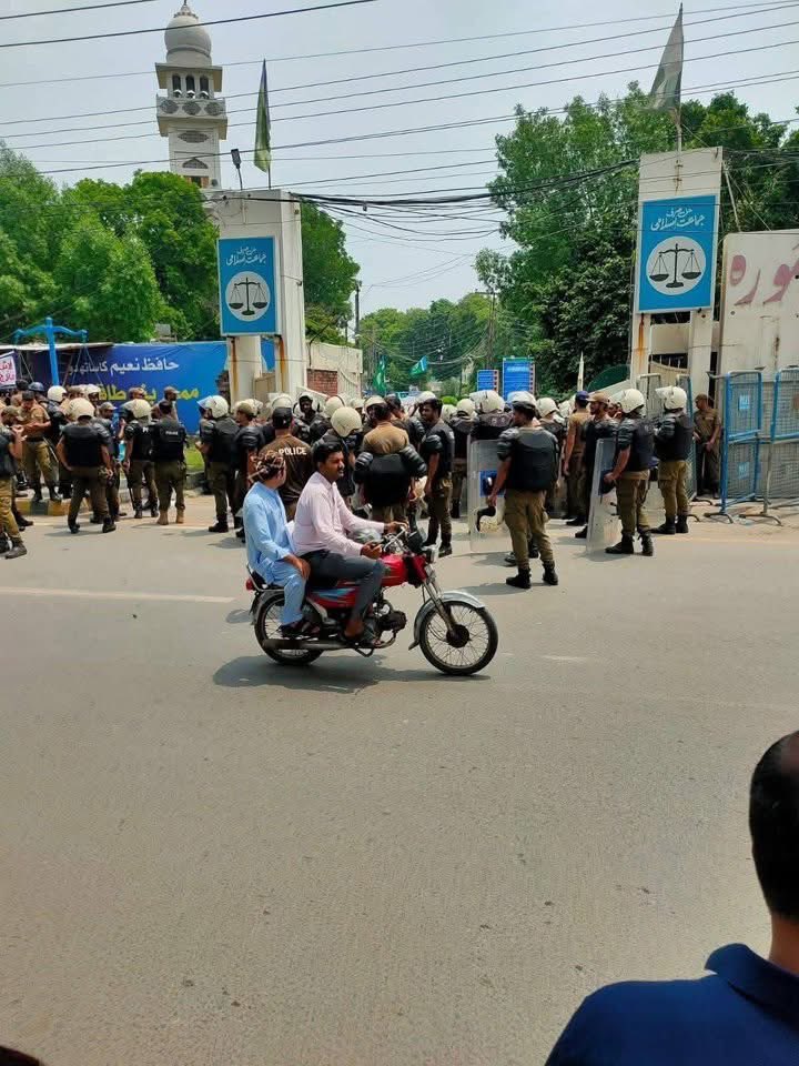 مریم اورنگزیب کو ہمیشہ تنقید کانشانہ بنایا جاتا رہا ہے مگر مریم اورنگزیب نے حالیہ مذاکرات میں بالغ نظری، تدبر کا مظاہرہ کرتے ہوئے اہم کردار ادا کیا۔ ملک و قوم کے مفاد میں ایسے سنجیدہ رویے کی ضرورت ہمیشہ رہے گی۔ 👏
🇵🇰 #Pakistan  کی خاطر سب کو اپنا کردار ادا کرنا ہوگا
<a href="/Marriyum_A/">Marriyum Aurangzeb</a>