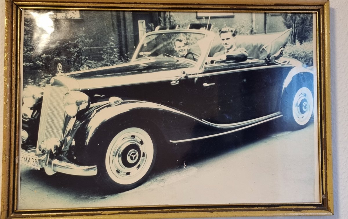 Mal etwas Persönliches aus meiner Berufswelt!😊

1/2
Heute saß ich bei einem älteren Herrn im Zimmer und fragte, ob er das in dem Mercedes er sei!
Das Strahlen in seinen Augen war unbezahlbar !😍😍😍
Er erzählte voller Leidenschaft von dieser Zeit mit seinem Bruder ...