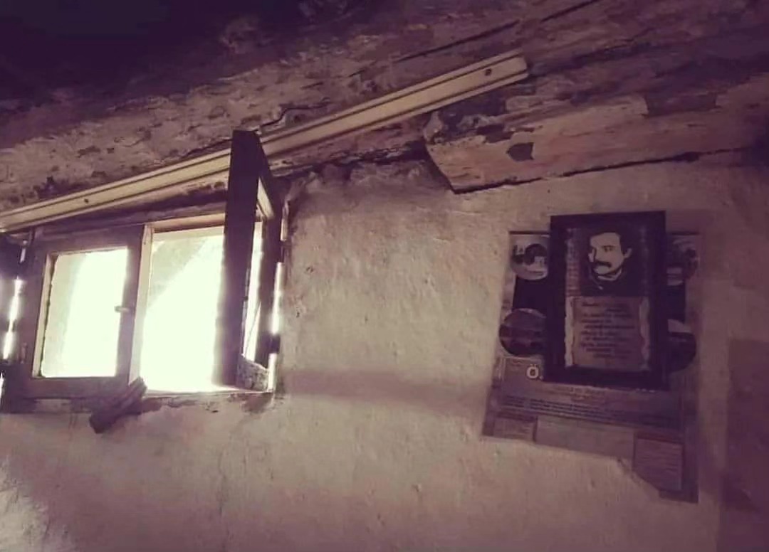 1972 Tokat'ının Kızıldere'sinde olduğu gibi, günümüze daha yakın yıllarda fotoğraflanmış, Tokat'daki bir kerpiç evin duvarında mevzilenmeye devam eden Mahir Çayan portresi.