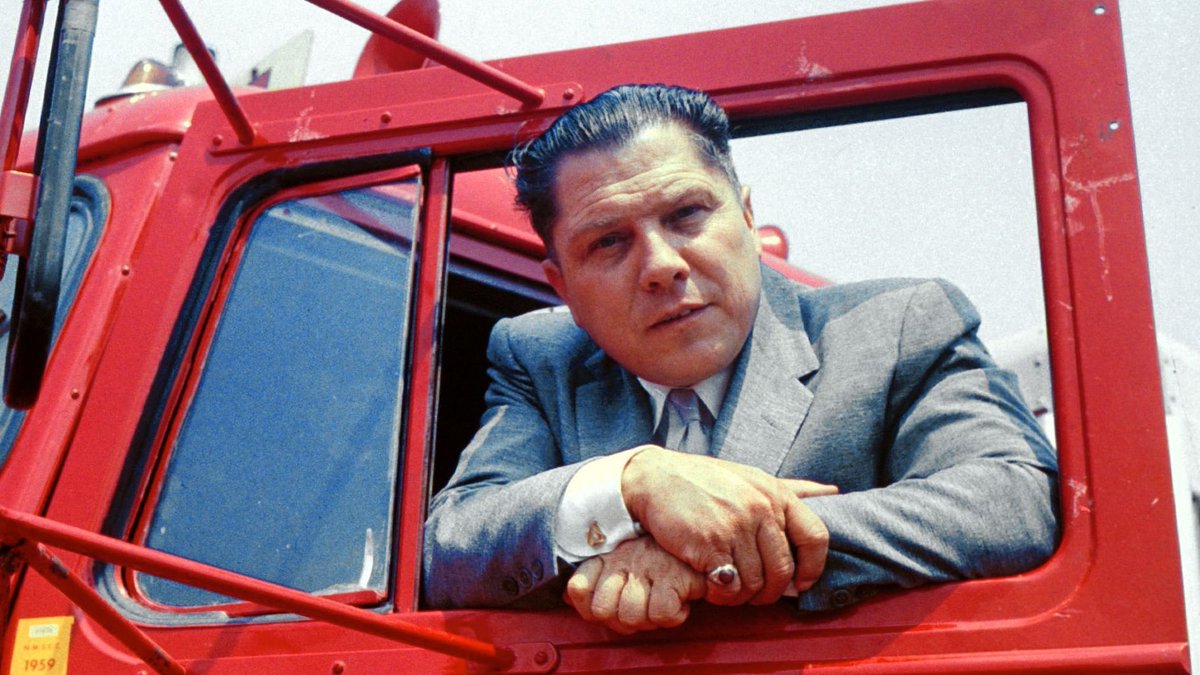 Yogui_Bear's tweet photo. Aunque hemos perdido la capacidad de asombro leyendo los titulares de la prensa cada mañana, la historia de Jimmy Hoffa no dejaría de ser otra más si no fuera por su final de película.
#TalDíaComoHoy hace 50 años (30/7/1975) desaparecía Hoffa.
📸Getty Images
#Hoffa 🧵 https://t.co/8ZU7YA02l5