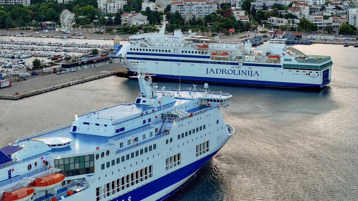 🛳 U Luci Bar na gatu V su se danas jedan pored drugog našla dva putnička broda - italijanska „Mia“ kompanije Adria Ferries, koja je uplovila iz Ankone i hrvatska „Dalmacija“ riječke Jadrolinije, koja i ovog ljeta drži liniju Bar–Bari.