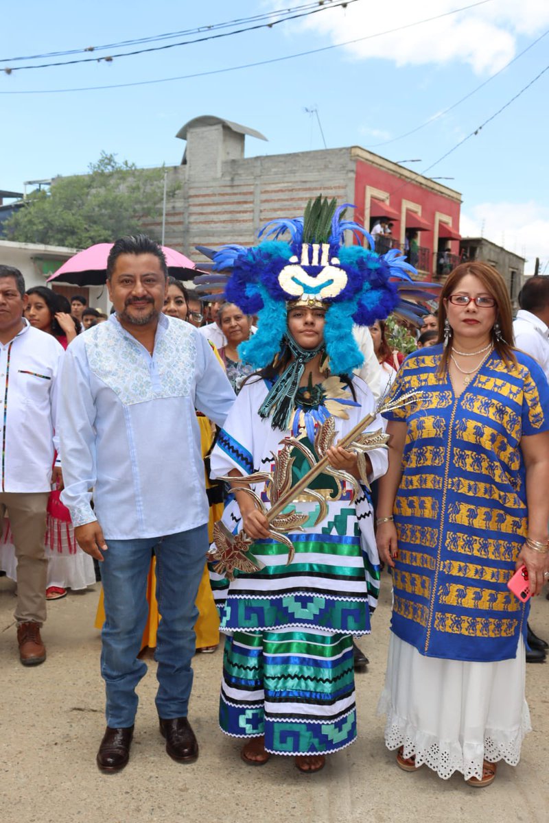 pastormatias02's tweet photo. La #Guelaguetza del Cerrito en la Villa de #Zaachila fue un éxito total informó el edil #ErnestoVargasLopez que acompañado de su esposa Leticia Perez Galindo dio la Bienvenida a los miles de asistentes que disfrutaron de Música, Danza y gastronomía. @frecuencia2460 #Oaxaca https://t.co/3IKB4pl1rc
