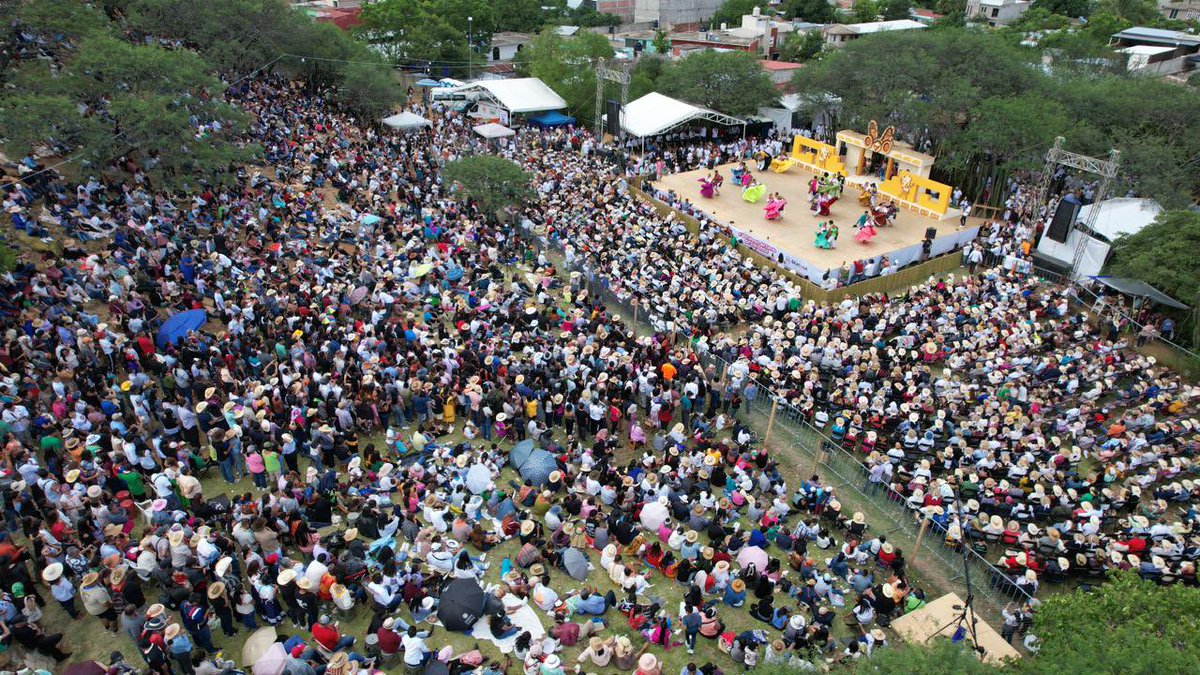 pastormatias02's tweet photo. La #Guelaguetza del Cerrito en la Villa de #Zaachila fue un éxito total informó el edil #ErnestoVargasLopez que acompañado de su esposa Leticia Perez Galindo dio la Bienvenida a los miles de asistentes que disfrutaron de Música, Danza y gastronomía. @frecuencia2460 #Oaxaca https://t.co/3IKB4pl1rc