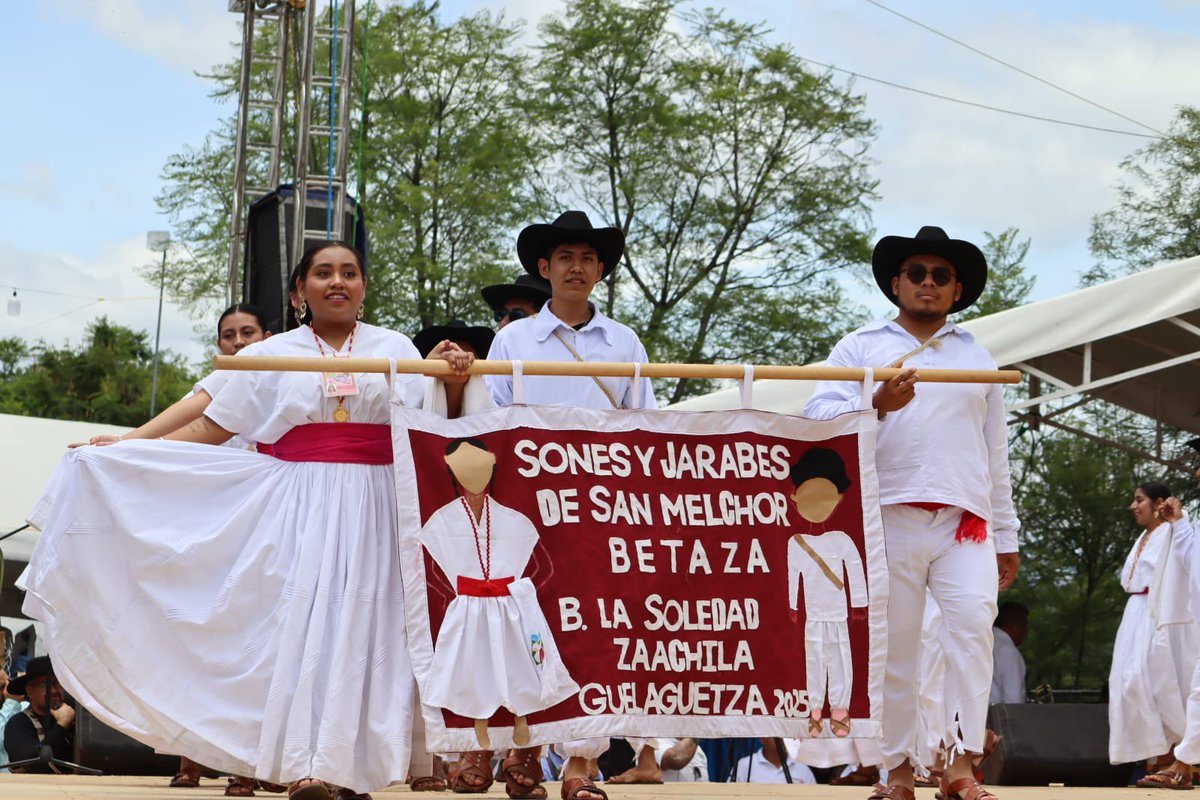 La #Guelaguetza del Cerrito en la Villa de #Zaachila fue un éxito total informó el edil #ErnestoVargasLopez que acompañado de su esposa Leticia Perez Galindo dio la Bienvenida a los miles de asistentes que disfrutaron de Música, Danza y gastronomía. <a href="/frecuencia2460/">frecuencia 2460</a> #Oaxaca