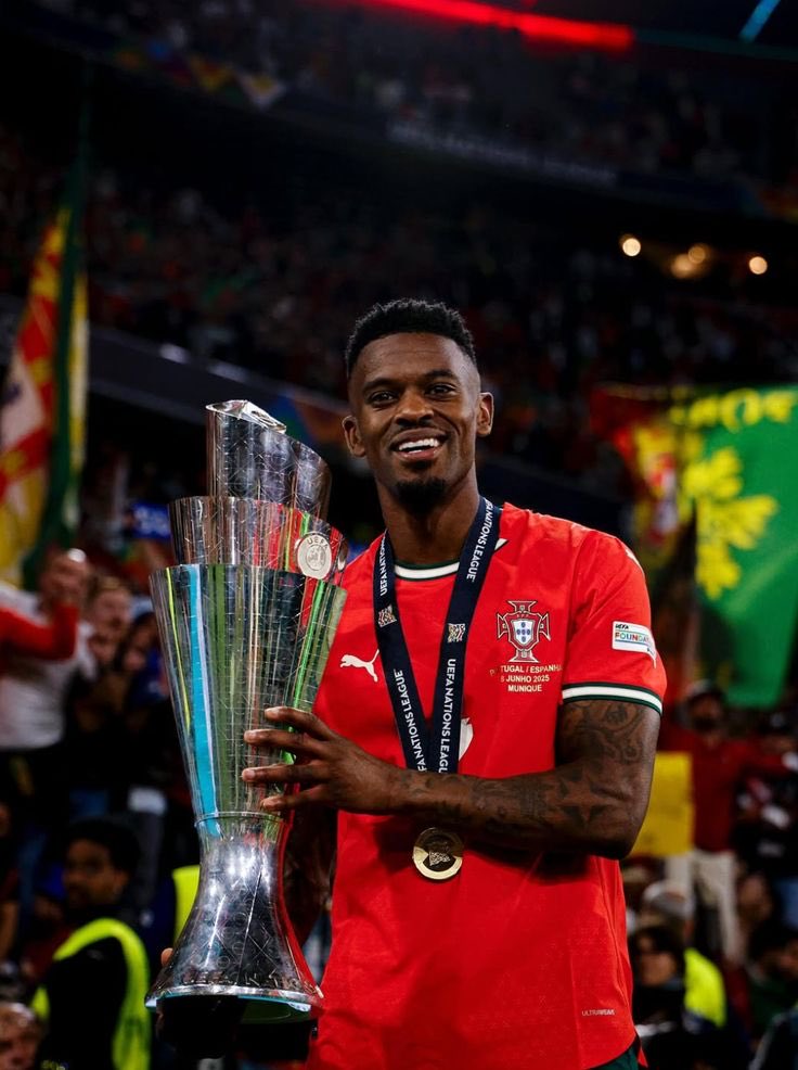 Kyle Walker’a burun kıvıran, Lucas Vázquez’e dudak büken, Gökhan Sazdağı’na gülen, Nelson Semedo’yu yetersiz bulan tayfa… Siz hangi evrende yaşıyorsunuz? Burası Fenerbahçe, Real Madrid kariyer modu değil. Gerçeklere dönün.