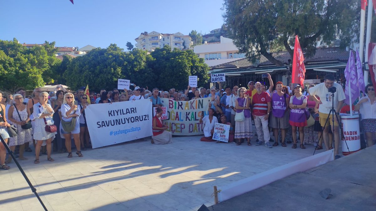 Milletvekilimiz ve parti sözcümüz Sera Kadıgil  Datça'da partili yoldaşlarımızla ve yurttaşlarla bir araya geldi. Datçalıların yoğun ilgi gösterdiği buluşmada orman yangınlarından, zeytinlik talanı yasasına Muğla'nın önemli sorunlarına değinildi.