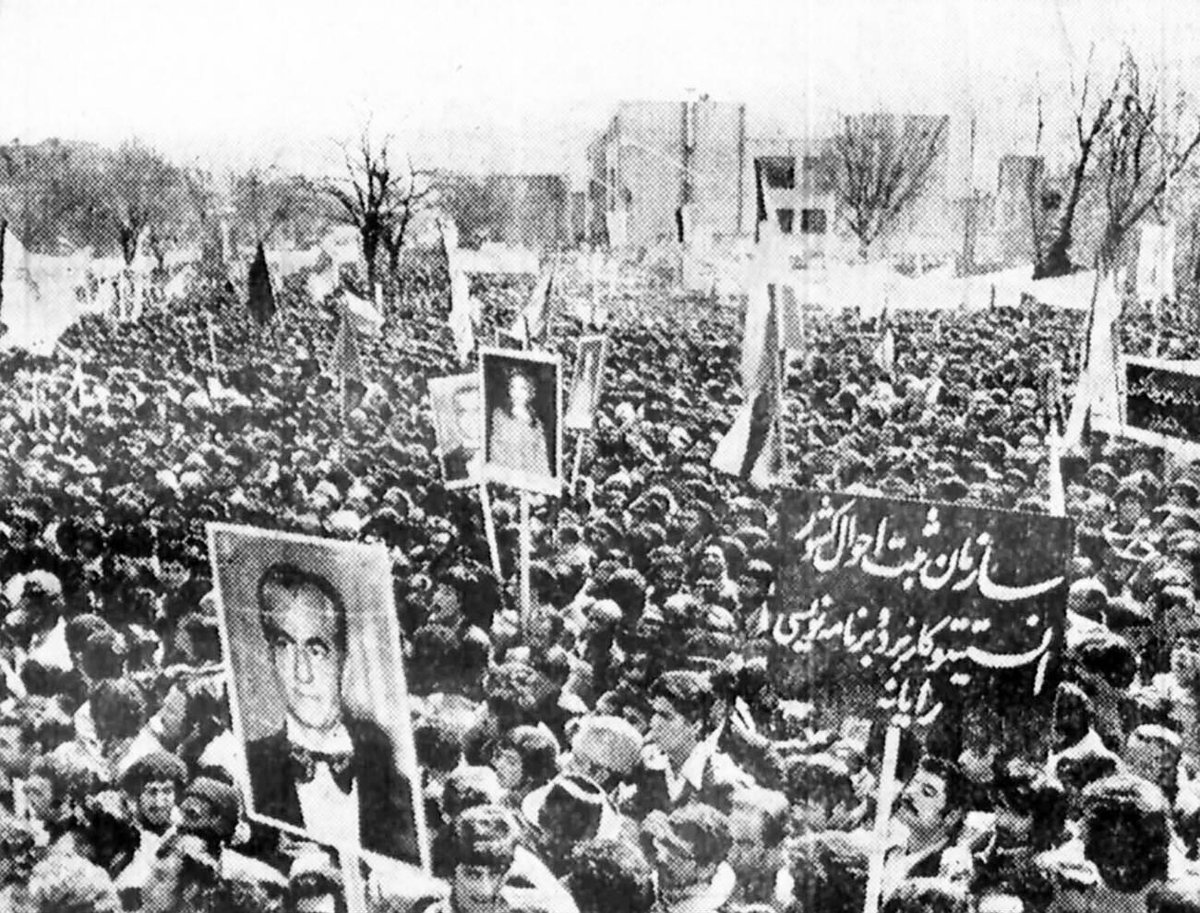 HistoryInPik's tweet photo. این تصویر مربوط به سال ۱۳۵۷ هست اما یه سوال جدی!
به نوشته روی پلاکارد دقت کنید:
انستیتو کاربرد و برنامه نویسی رایانه !!!

برنامه‌نویسی؟ توی ایران؟ واقعا اون موقع ما انستیتو برای برنامه‌نویسی داشتیم؟!

برخلاف تصور، ایران تو زمینهٔ فناوری اطلاعات خیلی جلوتر از چیزی بوده که فکر می‌کردیم.

لطفاً دوستانی که در این زمینه اطلاعاتی دارند بیان توضیح بدن