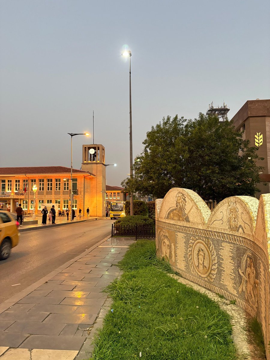 Rabbimiz bizi hidayete erdirdikten sonra kalplerimizi kaydırma ve katından bize bir rahmet bağışla şüphesiz bağışı en çok olan sensin.🤎