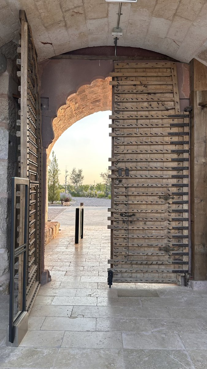 ‘‘ Bir ruh gülümsüyor gibi derinden…’’