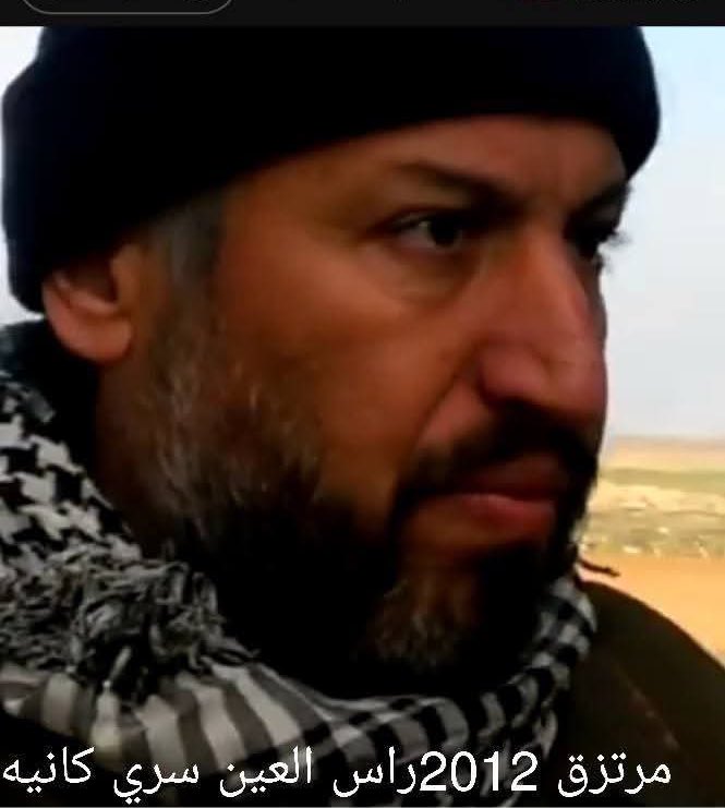 يا دولة سوريا الداعشية
وقت بدكن تعملو فتنة بتخططوها مدروسة…
ووقت بدكن تزرعو الخيانة بتختارو بياع نحاس وسرّاق
وحتى قهوجي بتجيبوه على مضافات شيوخ العرب
وبتحطوه فوق روس العشائر
بس لأنو مرتزق عند تركيا

بتروّجولو وكأنو زعيم
عامل حالو صدام حسين
وعامل حالو رجل عصابة قدّام عيونكن