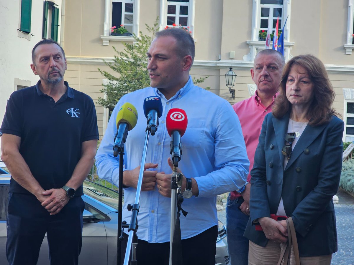 Danas sam u Vrlici održao radni sastanak s poljoprivrednicima o situaciji s bedrenicom.
Razgovarali smo o biosigurnosti i planiranoj financijskoj potpori od 2 mil. eura. Sve zakonom propisane mjere i dalje se provode, a cijepljenje se svakodnevno odvija na terenu.