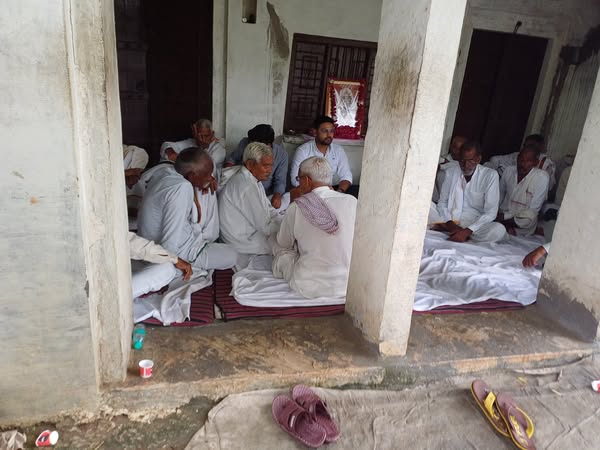 आज मुरैना विधानसभा क्षेत्र के शोकाकुल परिवार के निज-निवास पर सुपुत्र देवराज सिंह गुर्जर ने पहुंचकर शोक संवेदना व्यक्त की।
इस कठिन समय में परिवारजनों को ढांढस बंधाया और ईश्वर से प्रार्थना की कि वे दिवंगत आत्माओं को अपने श्रीचरणों में स्थान दें 
भावपूर्ण श्रद्धांजलि!!