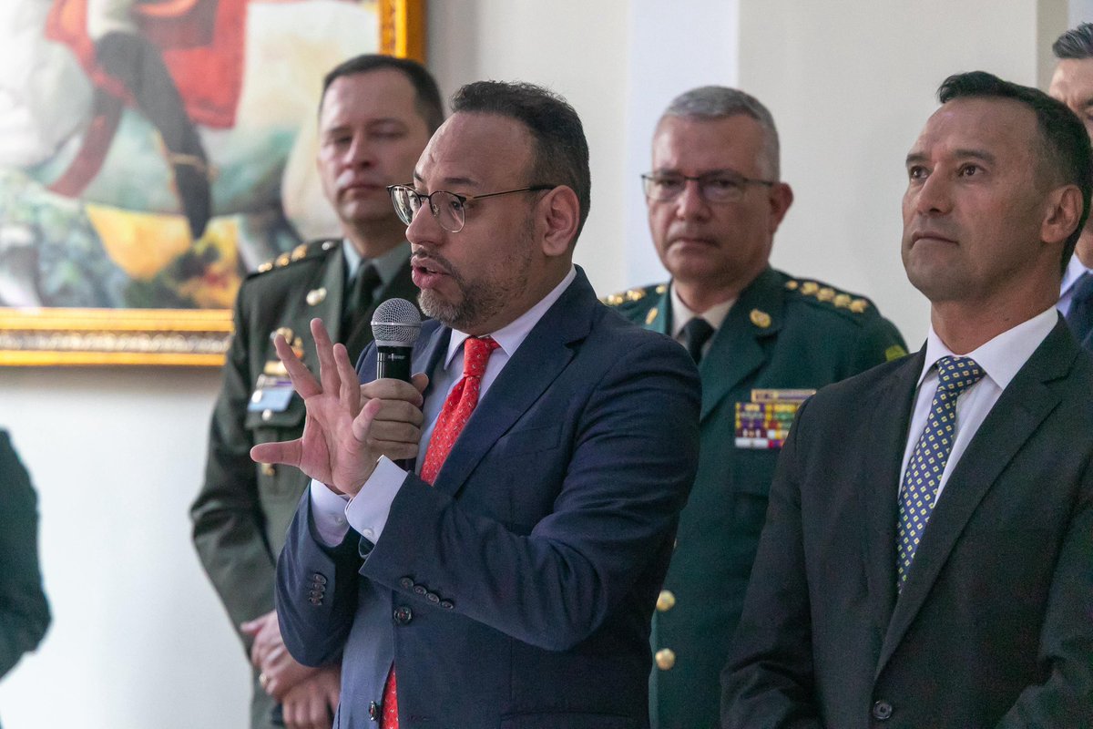 Julián Molina Gómez (@julianrmolinag) on Twitter photo Desde el Congreso de la República radicamos el proyecto de ley con el que se definirán los parámetros y las regulaciones para el uso de drones en Colombia. Este proyecto conjunto entre el <a href="/Ministerio_TIC/">Ministerio TIC</a>, <a href="/mindefensa/">Mindefensa</a> y <a href="/MinTransporteCo/">MinTransporte</a> busca establecer los requisitos de Desde el Congreso de la República radicamos el proyecto de ley con el que se definirán los parámetros y las regulaciones para el uso de drones en Colombia. Este proyecto conjunto entre el <a href="/Ministerio_TIC/">Ministerio TIC</a>, <a href="/mindefensa/">Mindefensa</a> y <a href="/MinTransporteCo/">MinTransporte</a> busca establecer los requisitos de