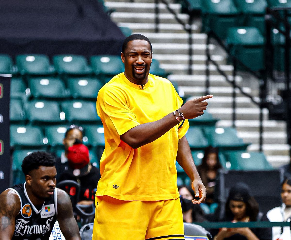Camisa 23 (@camisa_23) on Twitter photo 🚨 Gilbert Arenas e mais cinco pessoas foram PRESAS em Los Angeles, acusados de comandar um esquema ilegal de jogos de azar, onde, inclusive, jogos de pôquer clandestinos eram disputados na residência de Arenas.
🗞️ <a href="/ChrisBHaynes/">Chris Haynes</a>
📸 Ron Jenkins 🚨 Gilbert Arenas e mais cinco pessoas foram PRESAS em Los Angeles, acusados de comandar um esquema ilegal de jogos de azar, onde, inclusive, jogos de pôquer clandestinos eram disputados na residência de Arenas.
🗞️ <a href="/ChrisBHaynes/">Chris Haynes</a>
📸 Ron Jenkins