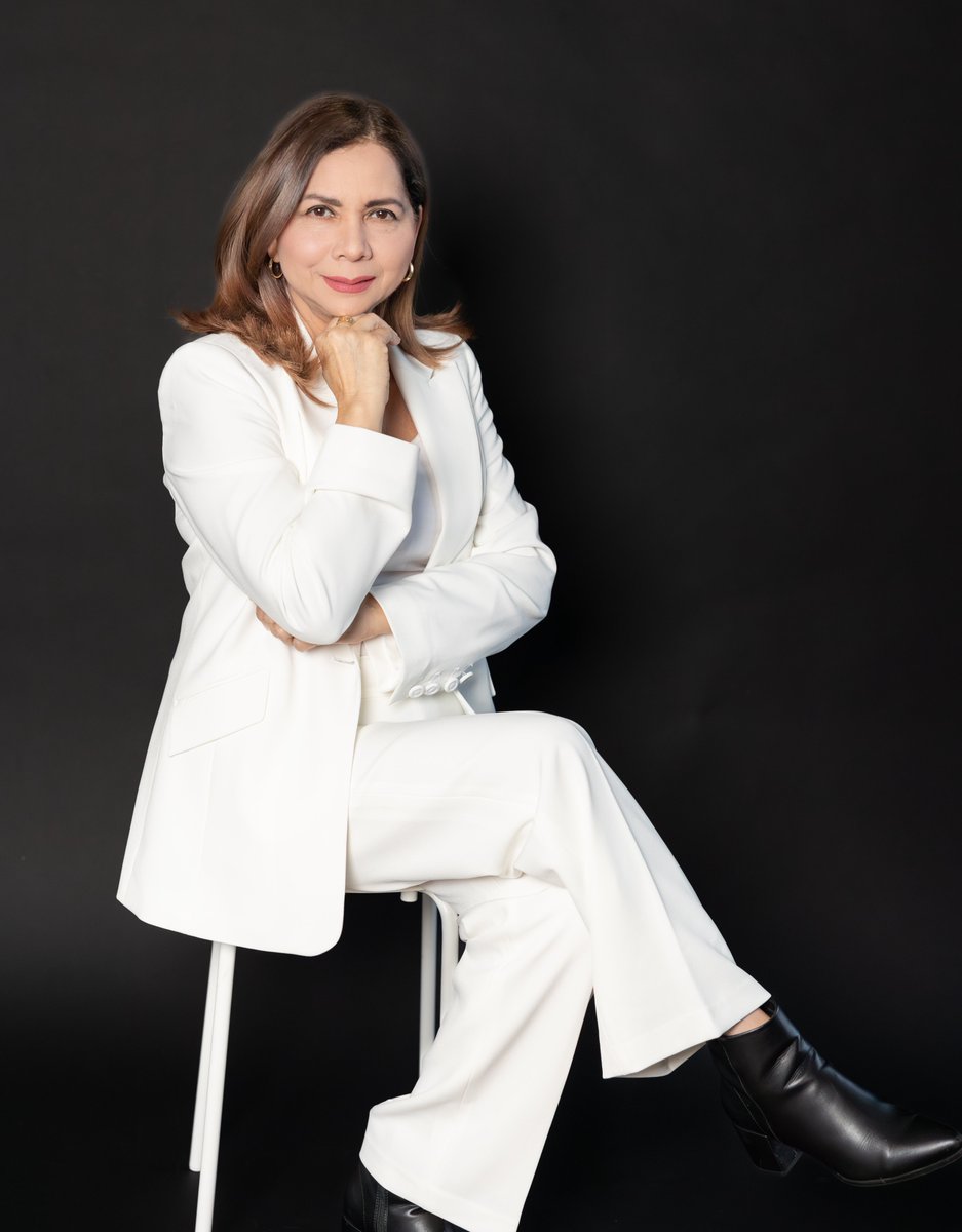 MilyChannel's tweet image. La poesía como casa portátil
Por @sluengo 
Con Amanecí bajo otro cielo, la periodista y poeta venezolana Milagros Durán se interna en los territorios del exilio, la memoria y la reconstrucción. Un poemario nacido del desarraigo que canta al duelo, pero también a la belleza…