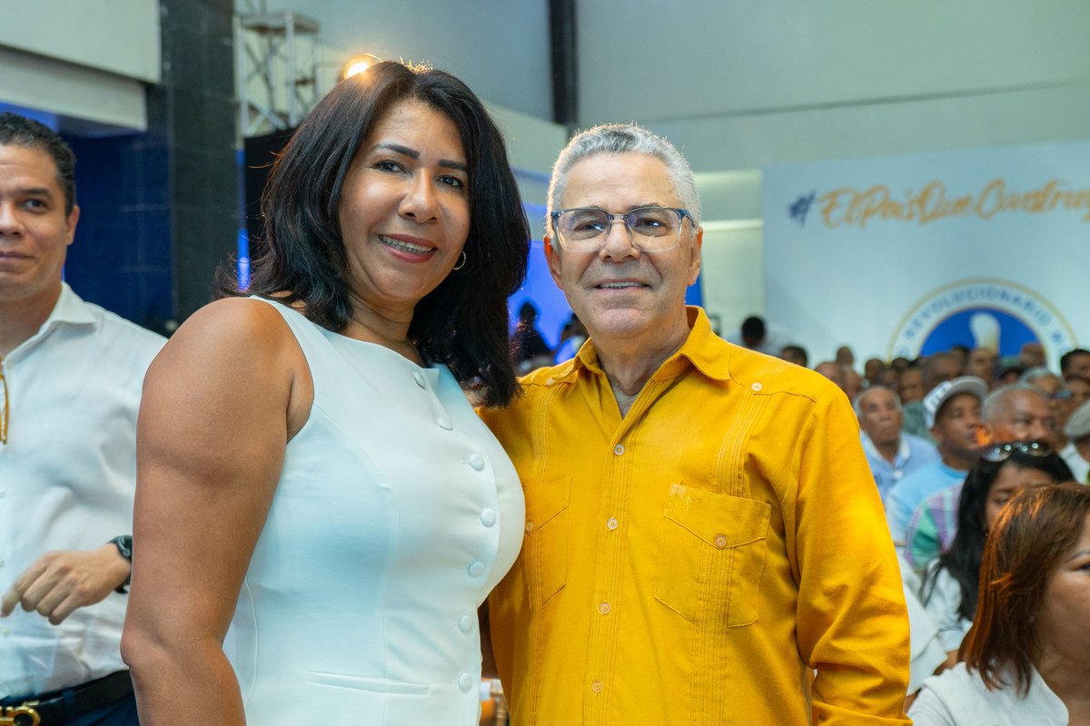 ¡TIENE MUCHO SENTIDO!

Juntarnos, saludarnos con abrazos, orientarnos, compartir los logros del gobierno, conocer los desafíos….

Todo esto es lo que hicimos ayer los Perremeistas de SDE en la conferencia "El país que construye Luis", impartida por el secretario nacional de