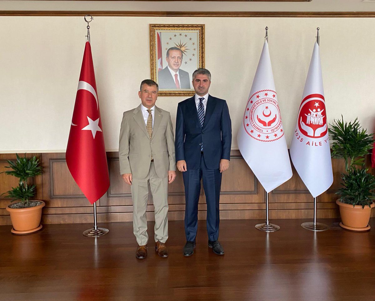 Aile ve Sosyal Hizmetler Bakan Yardımcımız Sn. Zafer Tarıkdaroğlu’nu ziyaret ederek, Şanlıurfa’mızda yürütülen sosyal hizmet çalışmaları hakkında kapsamlı bir değerlendirmede bulunduk.

Kadın, çocuk, engelli ve yaşlı vatandaşlarımıza yönelik hizmetlerin etkinliğinin artırılması,