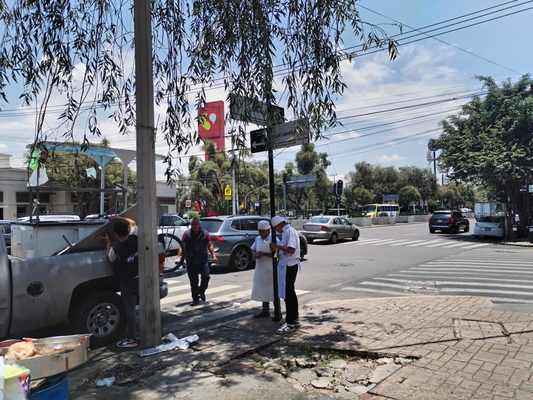 Vecina, el puesto ya fue retirado por el personal de la alcaldía.
Seguiremos pendientes y recuperando nuestras calles.
#OrdenYSeguridad.