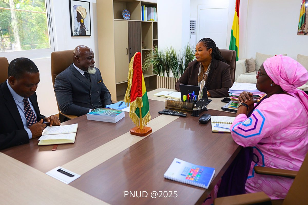 PNUD Guinée (@pnudguinee) on Twitter photo 🤝 La Guinée et le PNUD unis pour un avenir plus vert ! Le Représentant Résident Anthony Boamah <a href="/akobII/">A K Ohemeng-Boamah</a> a rencontré la Ministre Djami Diallo pour renforcer la collaboration et le partenariat. Lutte contre le plastique & reboisement au cœur des priorités.
#DeveloppementDurable 🤝 La Guinée et le PNUD unis pour un avenir plus vert ! Le Représentant Résident Anthony Boamah <a href="/akobII/">A K Ohemeng-Boamah</a> a rencontré la Ministre Djami Diallo pour renforcer la collaboration et le partenariat. Lutte contre le plastique & reboisement au cœur des priorités.
#DeveloppementDurable