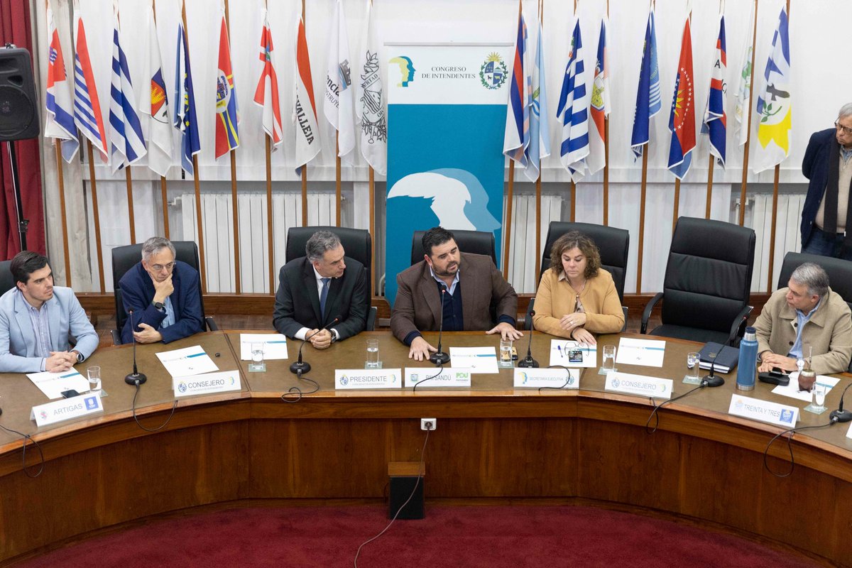 🇺🇾Gobierno e intendencias definieron fondo para inversiones por 80.000.000 de dólares.

💬“Acá no se avanza si no hay acuerdos”, dijo el presidente de la República, <a href="/OrsiYamandu/">Yamandú Orsi</a>, en el Congreso de Intendentes.

🔗 gub.uy/presidencia/co…