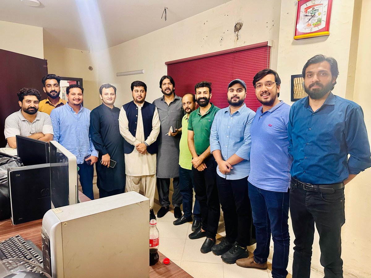 DM_Association's tweet photo. الحمدللہ ڈیجیٹل میڈیا جرنلسٹس ایسوسی ایشن کے دفتر کا افتتاح بدست عبد المجید ساجد سابق (سیکرٹری لاہور پریس) کر دیا گیا جس میں ڈیجیٹل میڈیا سے تعلق رکھنے والے نوجوان صحافیوں نے شرکت کی۔۔۔
@AMajeedSajid 
@aneebzaheer12 
@Aasimirshadpk https://t.co/btoRTpNGfU