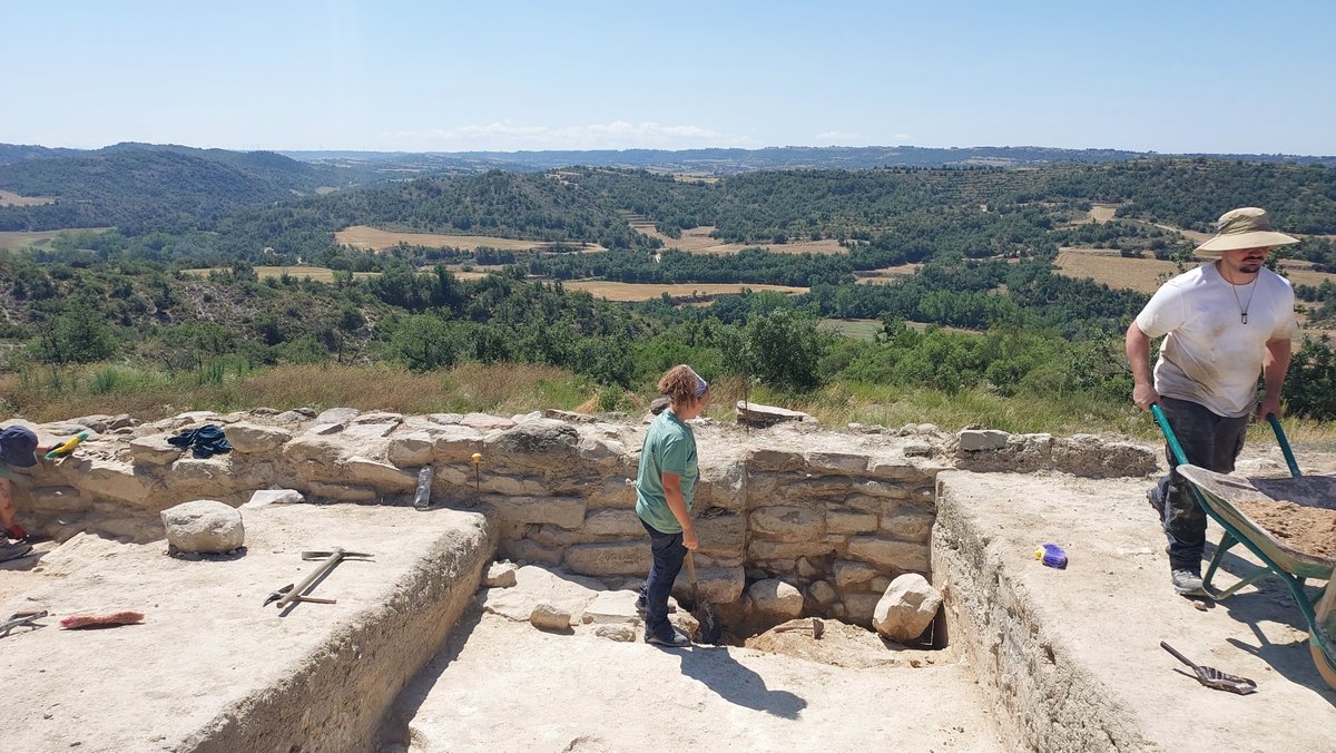Avui he fet la visita de rigor anual al jaciment de Puig Castellar a Biosca #laSegarra Han descobert un tram de muralla d'un campament Romà del S. II-III A.C.  Des de fa molt anys els arqueòlegs de l'UAB fan molt bona feina. #territoriiesso #Biosca #puigcastellar
