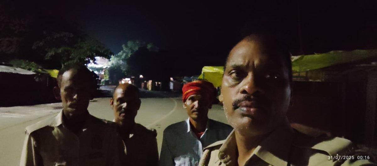 #रात्रि_गश्त_व_चेकिंग

#SPBallia श्री ओमवीर सिंह के निर्देशन में जनपद में शांति,सुरक्षा व्यवस्था बनाए रखने के दृष्टिगत #Ps_सुखपुरा पुलिस द्वारा रात्रि में निरन्तर भ्रमणशील रहते हुए ATM/बैंक पिकेट,पेट्रोल पंप व संदिग्ध व्यक्तियों/वाहनों की चेकिंग की जा रही है।
#UPPolice #बलिया