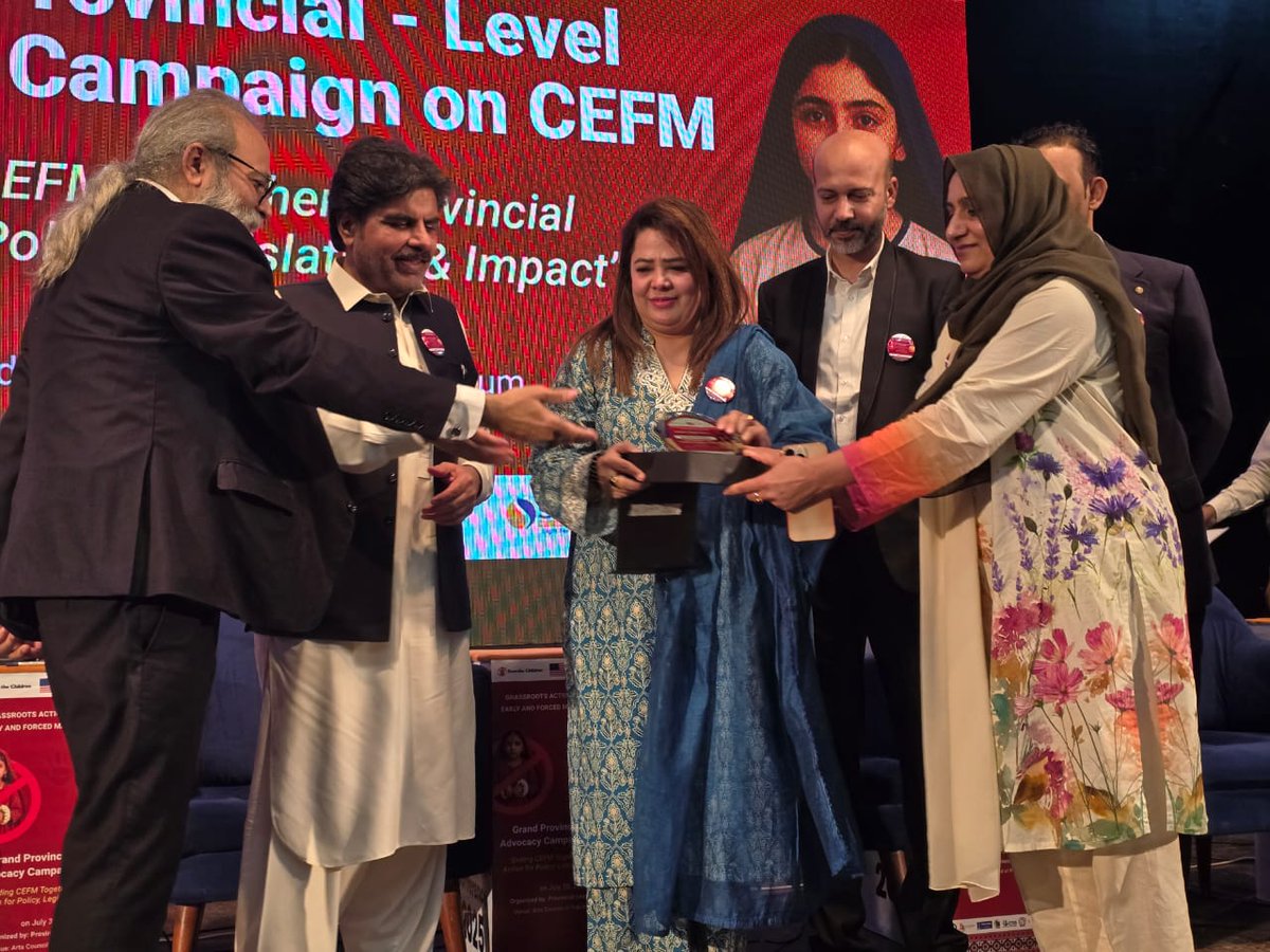 MpaAgha's tweet image. غیرت کے نام پر لڑکیوں کو قربان نہیں کیا جانا چاہیے۔ سندھ حکومت ان کے حقوق کے تحفظ کے لیے پرعزم ہے

ایم پی اے صائما آغا

@BBhuttoZardari
#EndCEFM #GirlsRights #SindhForChange #SaimaAgha #SPOPakistan #SaveTheChildren #DESPakistan