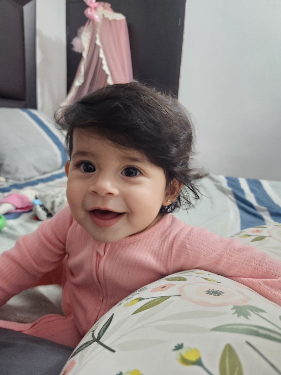 La veo y No me la creo, jajaja tan bella mi Bebé. Quisiera poner en un frasco su olor para traerlo conmigo Toda la vida. Amo tu sonrisa y ver como día a día descubres cosas nuevas en tu mundo. Te prometo dar todo de Mi para criarte como una persona maravillosa. TE AMO #APHA