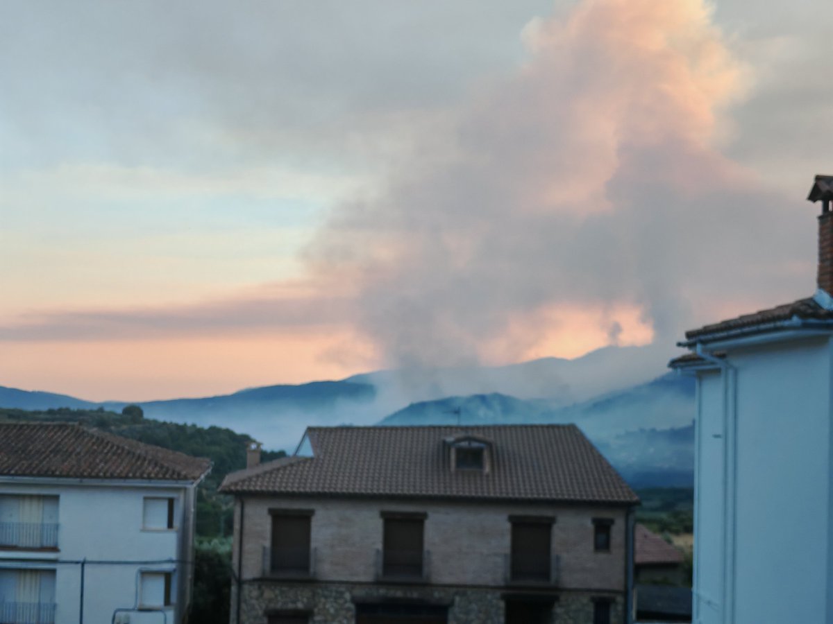 El humo cubre el valle. Varias columnas en #IFMombeltran 

Ni un minuto sin escuchar aviones y helicópteros, gracias! 

<a href="/SanEstebanValle/">San Esteban del Valle</a> 
Incendio #Avila