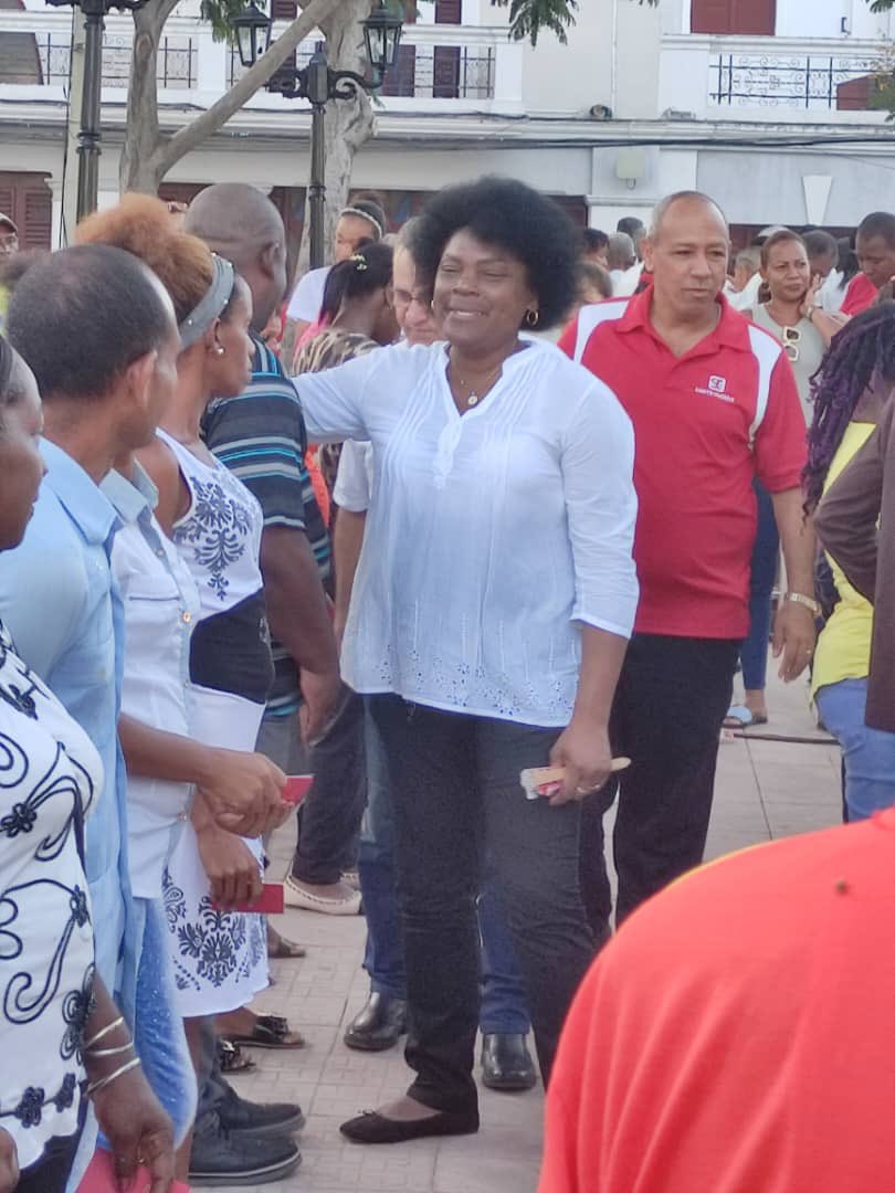 Rinde tributo el pueblo  Santiaguero a Frank País García en el callejón del Muro y en la Placita de los mártires de la Revolución en #SantiagoDeCuba
#CubaViveEnSuHistoría 
<a href="/direccion_cuba/">DG de Salud Municipio Santiago de Cuba.</a> 
<a href="/BeatrizJUrrutia/">Beatriz Johnson Urrutia</a> 
<a href="/ManuelFalconH/">Manuel Falcón Hernández 🇨🇺</a> 
<a href="/mambisa25/">Elena Labrada Gelis</a>