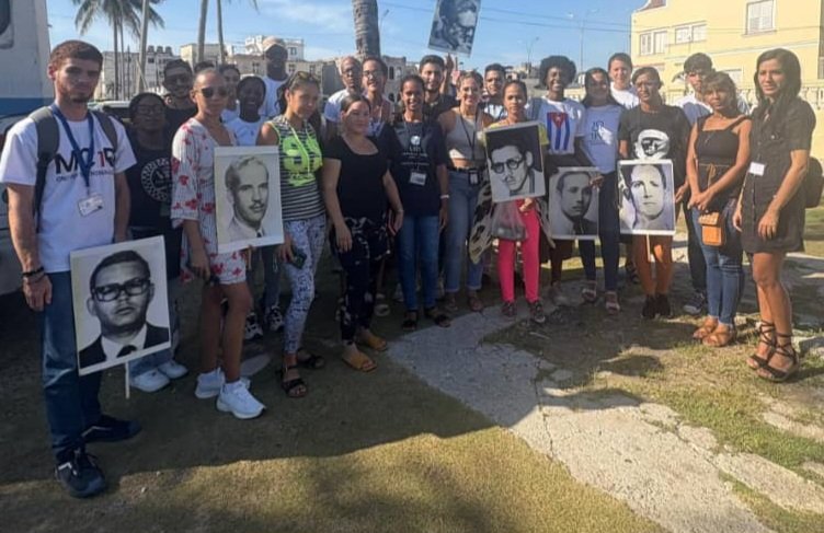La patria rinde homenaje a los mártires de la Revolución cubana 🇨🇺 cada 30 de julio. Nuestros jóvenes del <a href="/CIGBCuba/">CIGBCuba</a> y otros centros científicos de <a href="/BioCubaFarma/">BioCubaFarma</a> presentes en el acto donde se patentiza el perenne tributo y recuerdo a sus mártires.