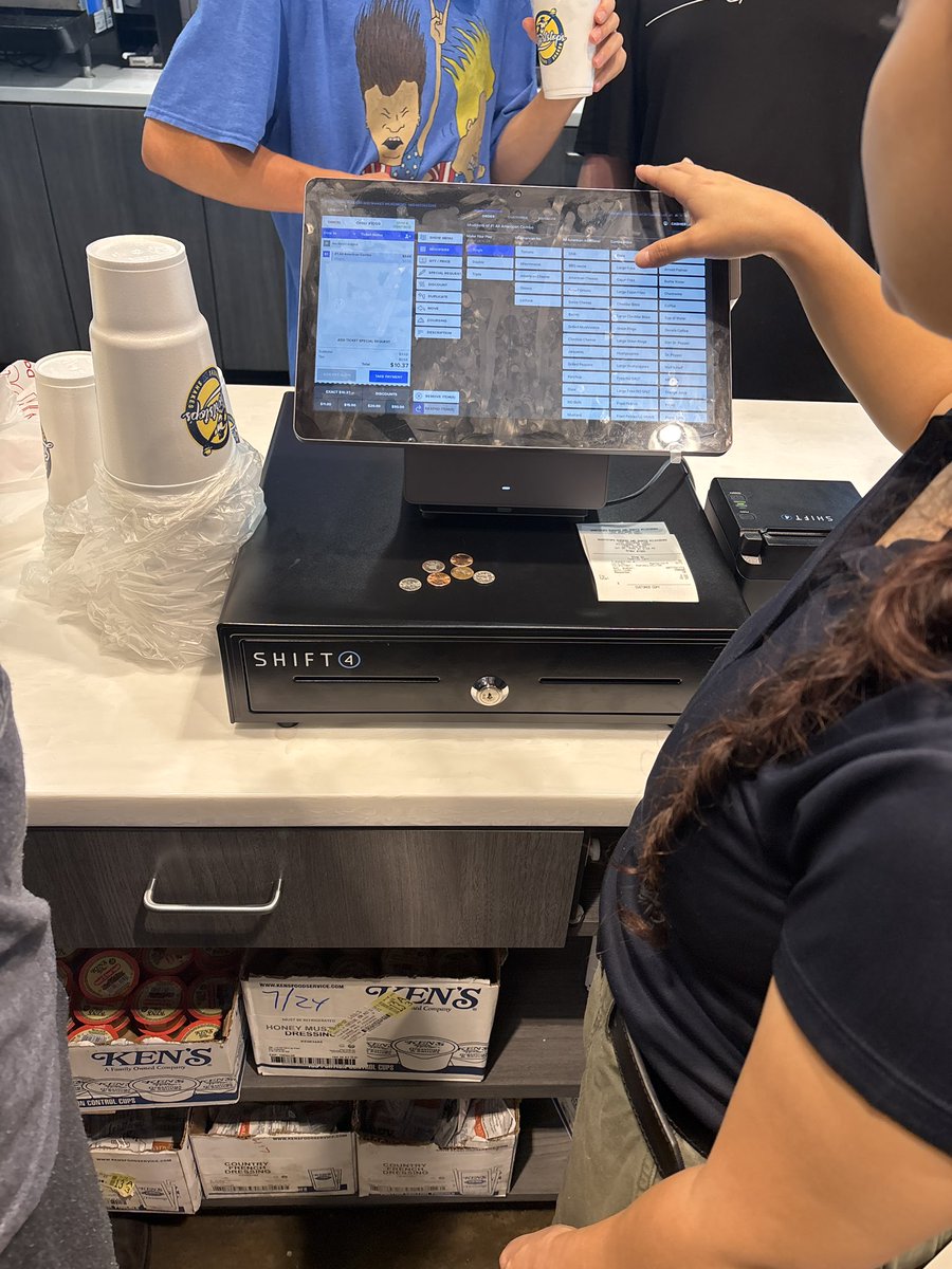 JLee_skytab's tweet photo. Shortstops Burgers &amp; Shakes in Wilkesboro, NC is the 3rd in their Franchise Concept to move to @SkyTabPOS Powered by @Shift4!  The SkyTab KDS is a game changer for them, helping facility drive thru and dine in orders easily! https://t.co/FzjUkggLVm