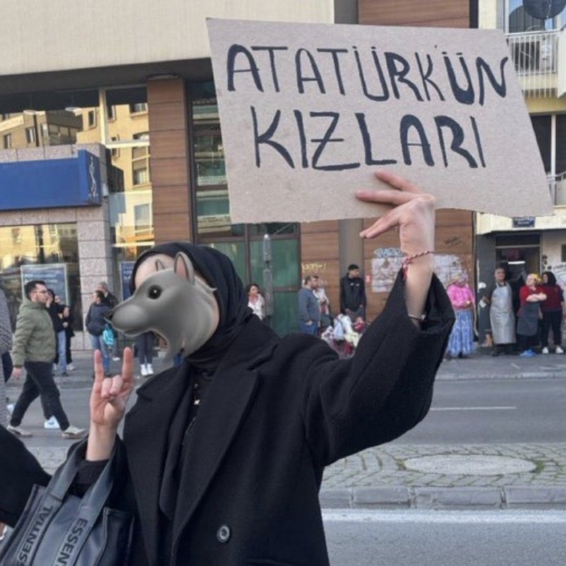 Kendisine ‘Atatürk’ün kızları’ diyen bu iyi ayaklı canlıyı sakın unutmayın. 

Kendine yarattığın koruma kalkanın arkasına da sakın sığınma Siyonist sevici.