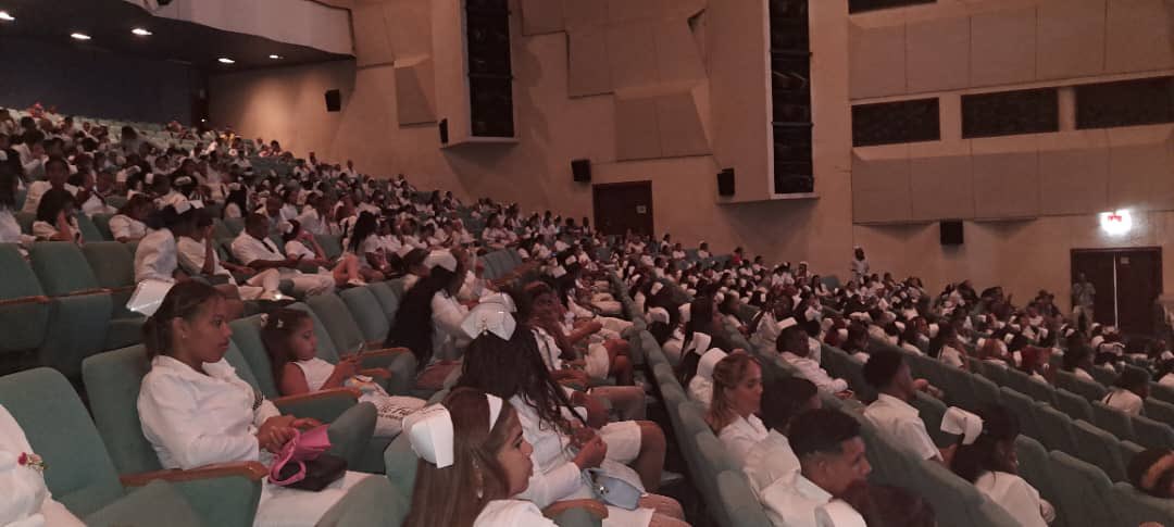 DelgadoEchez's tweet photo. Se celebró en el Teatro Heredia en #SantiagoDeCuba la graduación de nuevos técnicos medios en Enfermería. Muchas felicidades para todos los nuevos profesionales de la salud.
#CubaPorLaSalud 
@direccion_cuba 
@polmcpal 
@PoliSiboney 
@PalaciosDa50542 
@28_policli80414 https://t.co/mpbW7FVaO4
