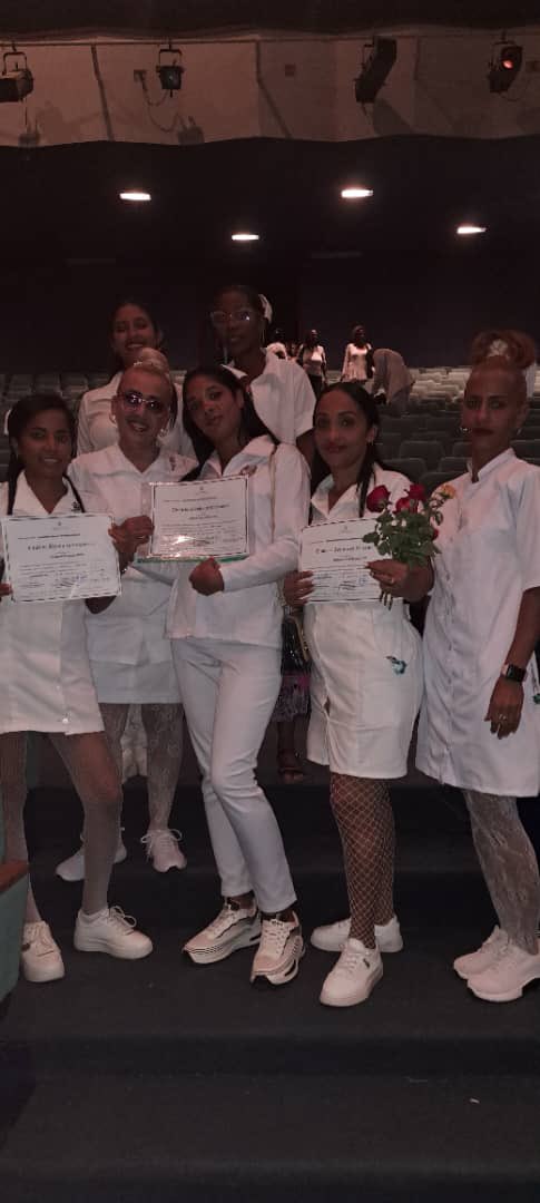 DelgadoEchez's tweet photo. Se celebró en el Teatro Heredia en #SantiagoDeCuba la graduación de nuevos técnicos medios en Enfermería. Muchas felicidades para todos los nuevos profesionales de la salud.
#CubaPorLaSalud 
@direccion_cuba 
@polmcpal 
@PoliSiboney 
@PalaciosDa50542 
@28_policli80414 https://t.co/mpbW7FVaO4