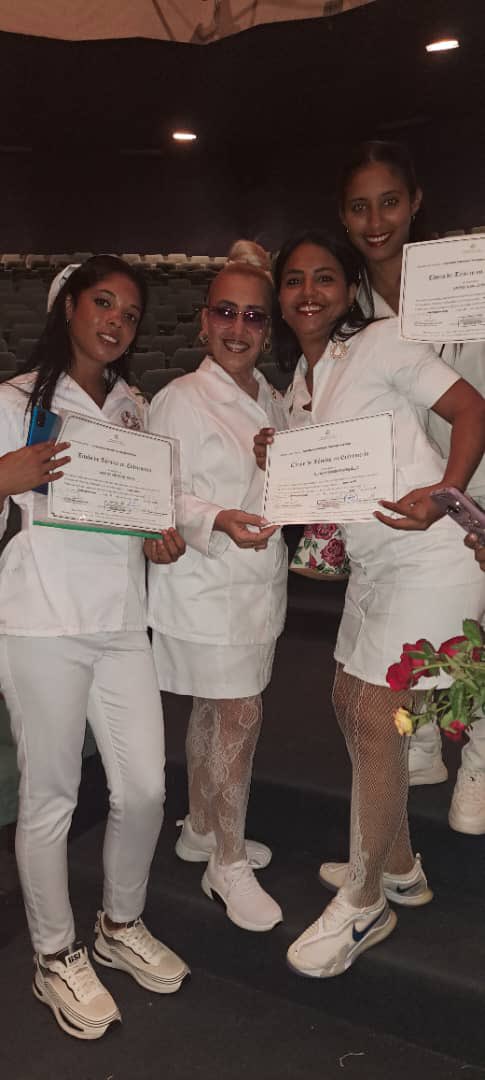 Se celebró en el Teatro Heredia en #SantiagoDeCuba la graduación de nuevos técnicos medios en Enfermería. Muchas felicidades para todos los nuevos profesionales de la salud.
#CubaPorLaSalud 
<a href="/direccion_cuba/">DG de Salud Municipio Santiago de Cuba.</a> 
<a href="/polmcpal/">Policlínico Doc Mcpal Dr. Graciliano Díaz Bartolo</a> 
<a href="/PoliSiboney/">PoliclinicoXXAniversario</a> 
<a href="/PalaciosDa50542/">Policlínico Docente José Martì Pérez</a> 
<a href="/28_policli80414/">POLICLINICO DOCENTE 28 DE SEPTIEMBRE</a>