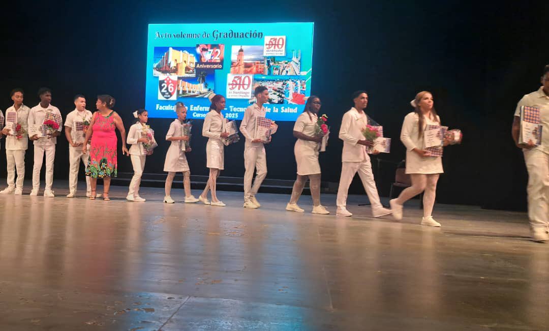 DelgadoEchez's tweet photo. Se celebró en el Teatro Heredia en #SantiagoDeCuba la graduación de nuevos técnicos medios en Enfermería. Muchas felicidades para todos los nuevos profesionales de la salud.
#CubaPorLaSalud 
@direccion_cuba 
@polmcpal 
@PoliSiboney 
@PalaciosDa50542 
@28_policli80414 https://t.co/mpbW7FVaO4