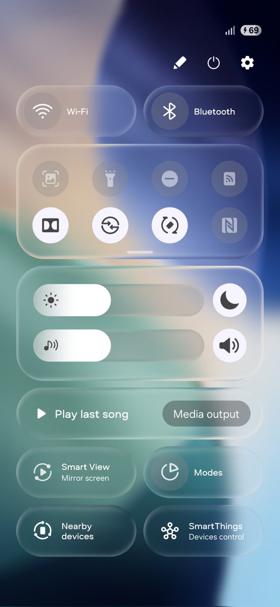 jdshruan's tweet image. My version of the quick panel with liquid glass of #iOS26 🫣

#OneUI7 #OnezUI8