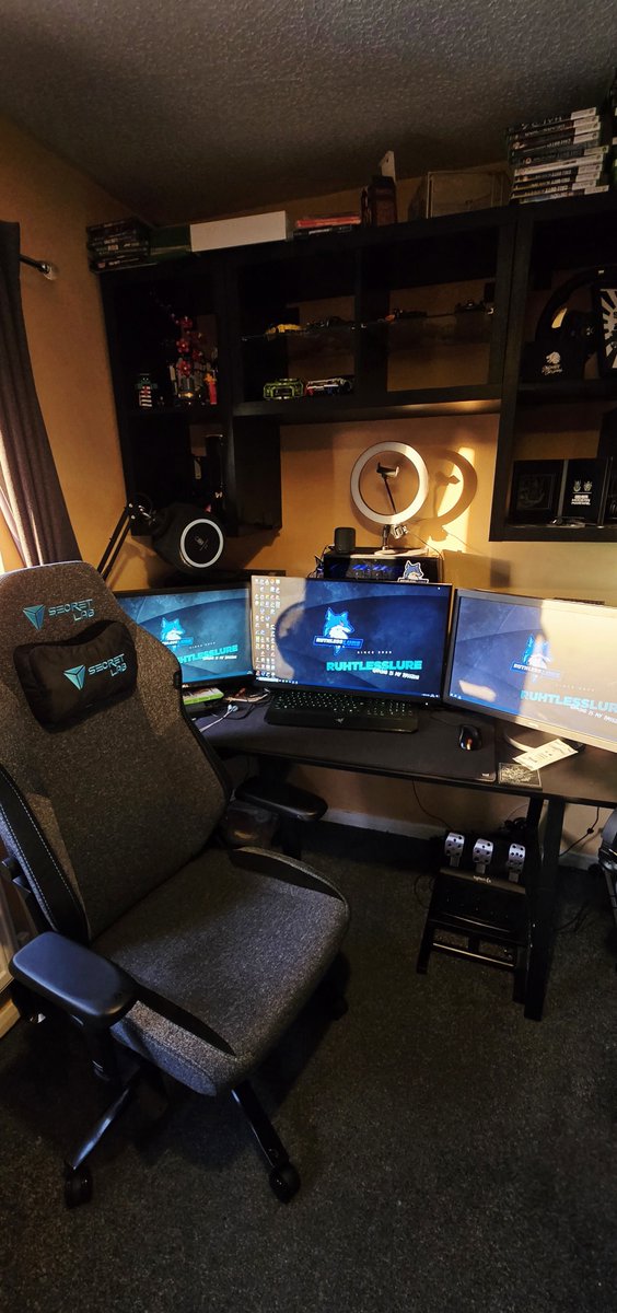 OfficialRhodeCO's tweet image. Decided to get an early birthday present. ie the gaming chair from @secretlabchairs. My setup is getting there. need to redecorate the walls, not a fan of the orange  😂 a very light blue 🤔🤫
#secretlab #newchair #setup #pcgaming #xbox